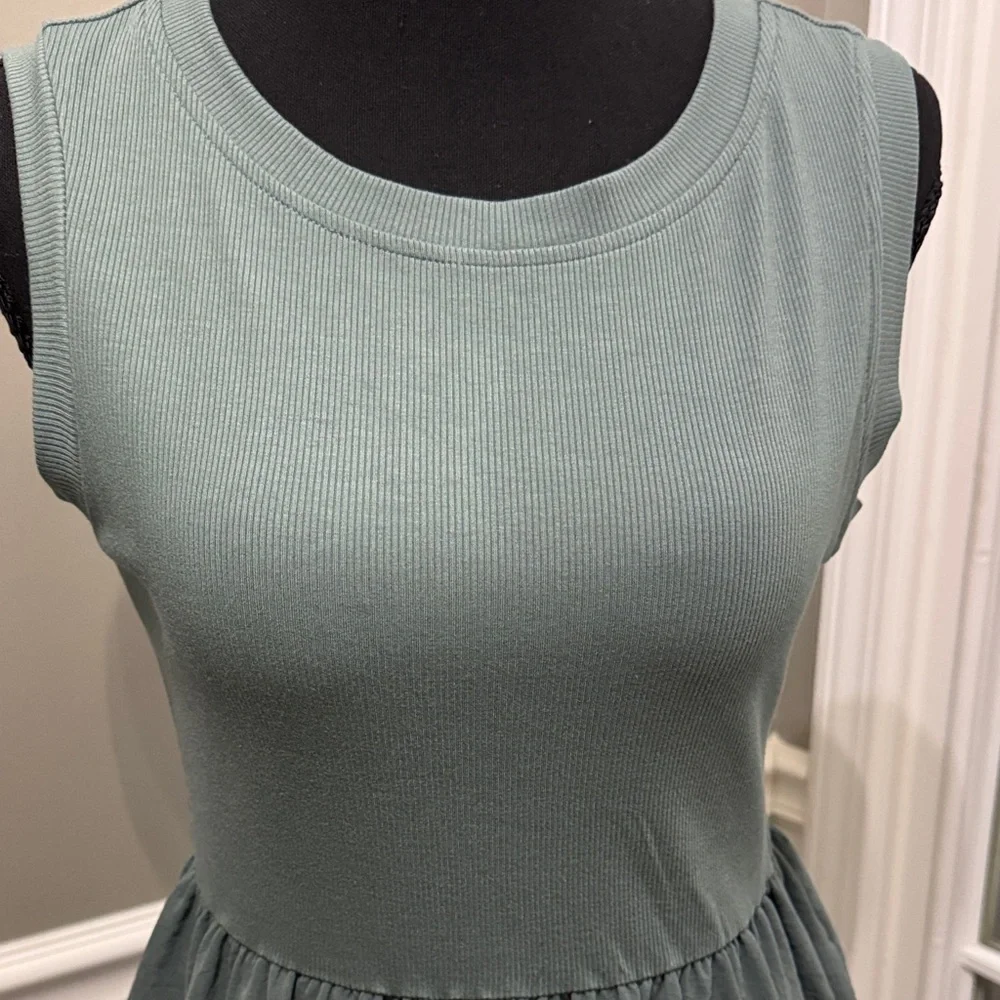 Elegant Sleeveless Green Dress Luxveer NWT size small - Picture 8 of 9